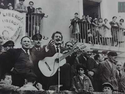 Del resto basta farsi un giro in via Brindisi, la strada principale del paese, per osservare nei bar le foto esposte con orgoglio del concerto tenuto dall'artista nel 1958, nella stessa piazza del Popolo, subito dopo la prima vittoria al festival di Sanremo